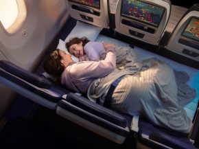 
À partir de 2027, United Airlines proposera en cabine économique des rangées de trois sièges transformables en couchage quasi